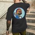 赤ちゃんをおんぶしたファンキー男 ハート型のサングラス ミニダルマ ヒゲ ファイヤーパターンのヘルメット メンズTシャツ バックプリント 彼への贈り物