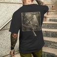 面白いsf自撮り猫とエイリアンビジターの不気味な瞬間。 メンズTシャツ バックプリント 彼への贈り物