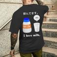 飲んでます。牛乳 ミルク 牧場 健康 飲み物 ボトル キャップ メンズTシャツ バックプリント 彼への贈り物