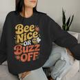 ミツバチ 養蜂家 ミツバチの巣立ち Bee Nice Or Buzz Off レディーススウェットシャツ 彼女への贈り物