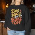 ミツバチ 養蜂家 ミツバチの巣立ち Bee Nice Or Buzz Off レディーススウェットシャツ 面白い贈り物