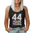 面白い44歳 若い44歳の誕生日おめでとうシャツ 男性用 女性用 レディースタンクトップ