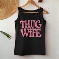 Pink Thug Wife クラシックなギャングスタイルのレトロなステートメント レディースタンクトップ 面白い贈り物