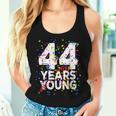 面白い44歳 若い44歳の誕生日おめでとうシャツ 男性用 女性用 レディースタンクトップ 彼女への贈り物