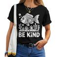 Be Kind Fish 学校教師の初日おめでとう レディースTシャツ