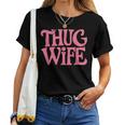 Pink Thug Wife クラシックなギャングスタイルのレトロなステートメント レディースTシャツ