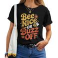 ミツバチ 養蜂家 ミツバチの巣立ち Bee Nice Or Buzz Off レディースTシャツ