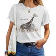 Giraffe キリン イラスト おしゃれ かっこいい キリンの絵 リアル 熱帯の花 野生生物 キリン好き レディースTシャツ