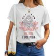 蓮の花 ハタ ヴィンヤサ アクロ ヨガ スピリチュアル デコレーション 月 レディースTシャツ