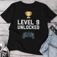 9歳 誕生日シャツ 男の子 女の子 ギフト 9歳 レベルアップ ゲーマー レディースTシャツ 面白い贈り物