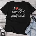 I Heart My Tattooed Girlfriend かわいいレッドハートデザイン レディースTシャツ 面白い贈り物