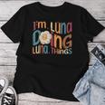 I'm Luna Doing Luna Things Groovy Retro Luna レディースTシャツ 面白い贈り物
