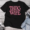 Pink Thug Wife クラシックなギャングスタイルのレトロなステートメント レディースTシャツ 面白い贈り物