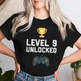 9歳 誕生日シャツ 男の子 女の子 ギフト 9歳 レベルアップ ゲーマー レディースTシャツ 彼女への贈り物