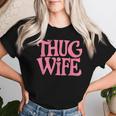 Pink Thug Wife クラシックなギャングスタイルのレトロなステートメント レディースTシャツ 彼女への贈り物