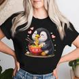 ペンギン食べる ラーメン 麺 ペンギン 男の子 女の子 キッズ 大人 レディースTシャツ 彼女への贈り物