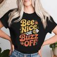 ミツバチ 養蜂家 ミツバチの巣立ち Bee Nice Or Buzz Off レディースTシャツ 彼女への贈り物