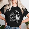 花柄の三日月と蝶を持った猫。 レディースTシャツ 彼女への贈り物