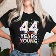面白い44歳 若い44歳の誕生日おめでとうシャツ 男性用 女性用 レディースTシャツ 彼女への贈り物