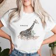 Giraffe キリン イラスト おしゃれ かっこいい キリンの絵 リアル 熱帯の花 野生生物 キリン好き レディースTシャツ 彼女への贈り物