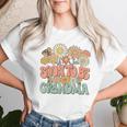 Soon To Be Grandma Expecting Baby Daisy Groovy Wildflower レディースTシャツ 彼女への贈り物
