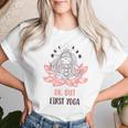 蓮の花 ハタ ヴィンヤサ アクロ ヨガ スピリチュアル デコレーション 月 レディースTシャツ 彼女への贈り物