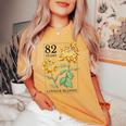 82 Years Loved And Blessed 花柄 フラワースタンプ 82歳の誕生日 レディースオーバーサイズコンフォートTシャツ Mustard