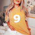 キッズ 誕生日 数字 9歳 男の子 女の子 キング クイーン レディースオーバーサイズコンフォートTシャツ Mustard
