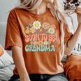 Soon To Be Grandma Expecting Baby Daisy Groovy Wildflower レディースオーバーサイズコンフォートTシャツ Yam