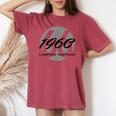 66歳の誕生日 男性 女性 66歳 1960年 面白い ギフト レディースオーバーサイズコンフォートTシャツ Crimson