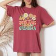 Soon To Be Grandma Expecting Baby Daisy Groovy Wildflower レディースオーバーサイズコンフォートTシャツ Crimson