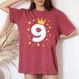 キッズ 誕生日 数字 9歳 男の子 女の子 キング クイーン レディースオーバーサイズコンフォートTシャツ Crimson