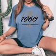 66歳の誕生日 男性 女性 66歳 1960年 面白い ギフト レディースオーバーサイズコンフォートTシャツ Blue Jean