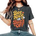 ミツバチ 養蜂家 ミツバチの巣立ち Bee Nice Or Buzz Off レディースオーバーサイズコンフォートTシャツ Pepper