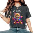 レベッカ 踊る子猫デザイン 女の子 名前 レベッカ レディースオーバーサイズコンフォートTシャツ Pepper