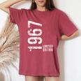 58歳の誕生日 男性 女性 58歳 1967年 誕生日プレゼント レディースオーバーサイズコンフォートTシャツ Crimson