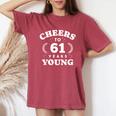 Cheers To 61歳 若い 61歳 61歳 誕生日 男性 女性 レディースオーバーサイズコンフォートTシャツ Crimson
