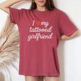 I Heart My Tattooed Girlfriend かわいいレッドハートデザイン レディースオーバーサイズコンフォートTシャツ Crimson