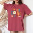 I'm Luna Doing Luna Things Groovy Retro Luna レディースオーバーサイズコンフォートTシャツ Crimson