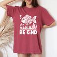 Be Kind Fish 学校教師の初日おめでとう レディースオーバーサイズコンフォートTシャツ Crimson