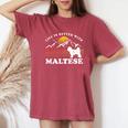 Life Better マルチーズ ビンテージ Dog Mom Dad レディースオーバーサイズコンフォートTシャツ Crimson