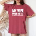 My Wife Made Me Fat Unhinged Dad Joke 不潔なミーム ぽっちゃり レディースオーバーサイズコンフォートTシャツ Crimson