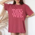 Pink Thug Wife クラシックなギャングスタイルのレトロなステートメント レディースオーバーサイズコンフォートTシャツ Crimson