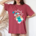 ウクレレギフト 70年代の花のウクレレ奏者 レディースオーバーサイズコンフォートTシャツ Crimson