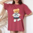 クールなテディベアの女の子と無料の抱擁イラストグラフィック。 レディースオーバーサイズコンフォートTシャツ Crimson