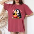 ペンギン食べる ラーメン 麺 ペンギン 男の子 女の子 キッズ 大人 レディースオーバーサイズコンフォートTシャツ Crimson