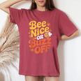 ミツバチ 養蜂家 ミツバチの巣立ち Bee Nice Or Buzz Off レディースオーバーサイズコンフォートTシャツ Crimson