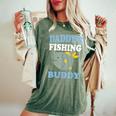 Daddy's Fishing Buddyon Daughter ギフトtシャツ レディースオーバーサイズコンフォートTシャツ Moss