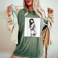 Hot Girl On 男性用 セクシー ブルネット ピンナップガール B&W レディースオーバーサイズコンフォートTシャツ Moss