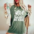 Be Kind Fish 学校教師の初日おめでとう レディースオーバーサイズコンフォートTシャツ Moss
